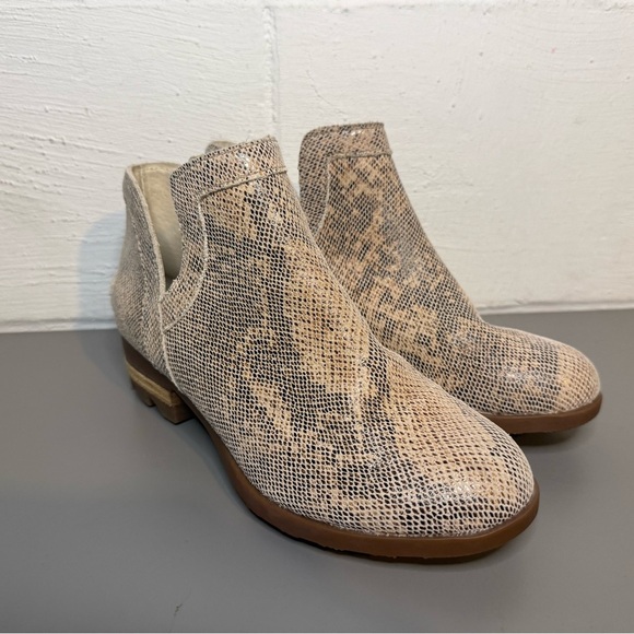 Women's Sorel Snake Print Ankle Boots NWOT - Picture 1 of 7